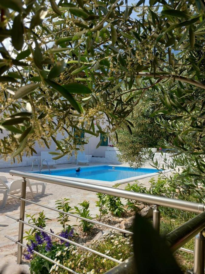 Holiday House M&A&K With Swimming Pool Kaštel Štafilić المظهر الخارجي الصورة