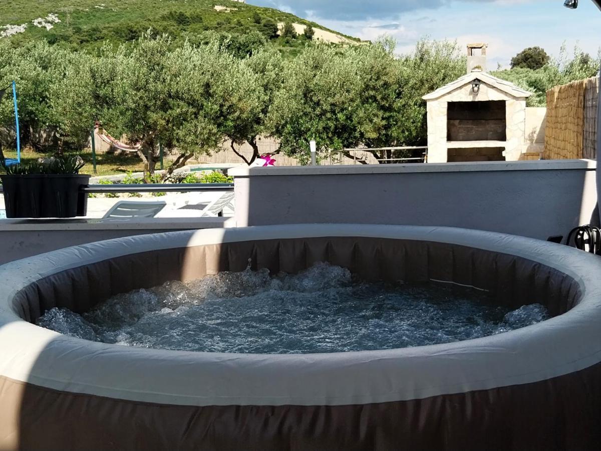 Holiday House M&A&K With Swimming Pool Kaštel Štafilić المظهر الخارجي الصورة