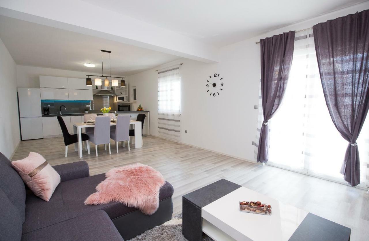 Holiday House M&A&K With Swimming Pool Kaštel Štafilić المظهر الخارجي الصورة